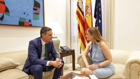 La presidenta del Govern, Marga Prohens, reciba al presidente del Gobierno, Pedro S&aacute;nchez, en el Consolat de Mar