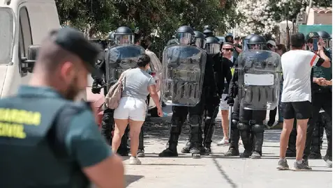 Los antidisturbios en el desalojo del asentamiento chabolista de Can Rova. Los antidisturbios en el desalojo del asentamiento chabolista de Can Rova.