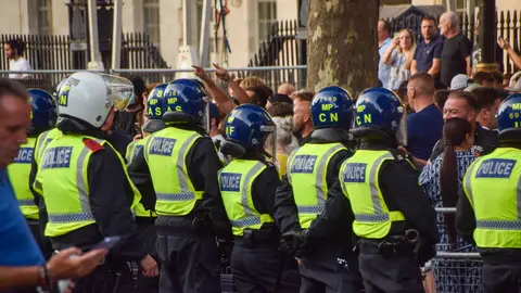 Más de 50 policías heridos en las protestas violentas por la muerte de tres niñas en Southport, en Reino Unido Más de 50 policías heridos en las protestas violentas por la muerte de tres niñas en Southport, en Reino Unido
