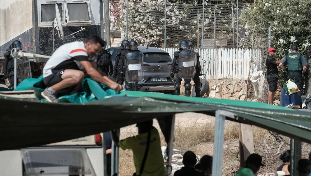 Desalojo forzoso del asentamiento ilegal de Can Rova Desalojo forzoso del asentamiento ilegal de Can Rova