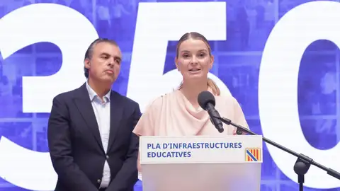 La presidenta del Govern, Marga Prohens, acompañada por el conseller d’Educació i Universitats, Antoni Vera La presidenta del Govern, Marga Prohens, acompañada por el conseller d’Educació i Universitats, Antoni Vera