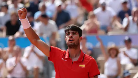El español Carlos Alcaraz tras imponerse al estadounidense Tommy Paul durante los cuartos de final celebrados en el marco de los Juegos Olímpicos París 2024, este jueves, en la capital francesa. El español Carlos Alcaraz tras imponerse al estadounidense Tommy Paul durante los cuartos de final celebrados en el marco de los Juegos Olímpicos París 2024, este jueves, en la capital francesa.