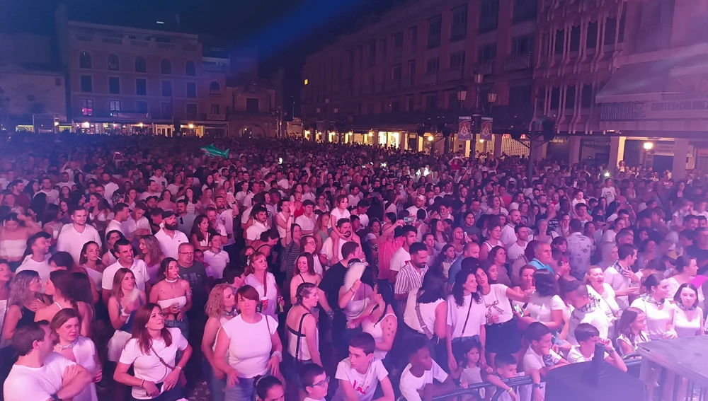 Miles de personas congregadas en la Plaza Mayor Miles de personas congregadas en la Plaza Mayor