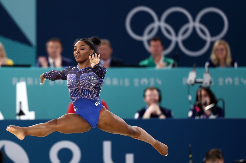 Simone Biles sigue haciendo historia y logra el oro en el concurso completo Simone Biles sigue haciendo historia y logra el oro en el concurso completo