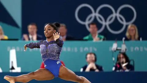 Simone Biles sigue haciendo historia y logra el oro en el concurso completo Simone Biles sigue haciendo historia y logra el oro en el concurso completo