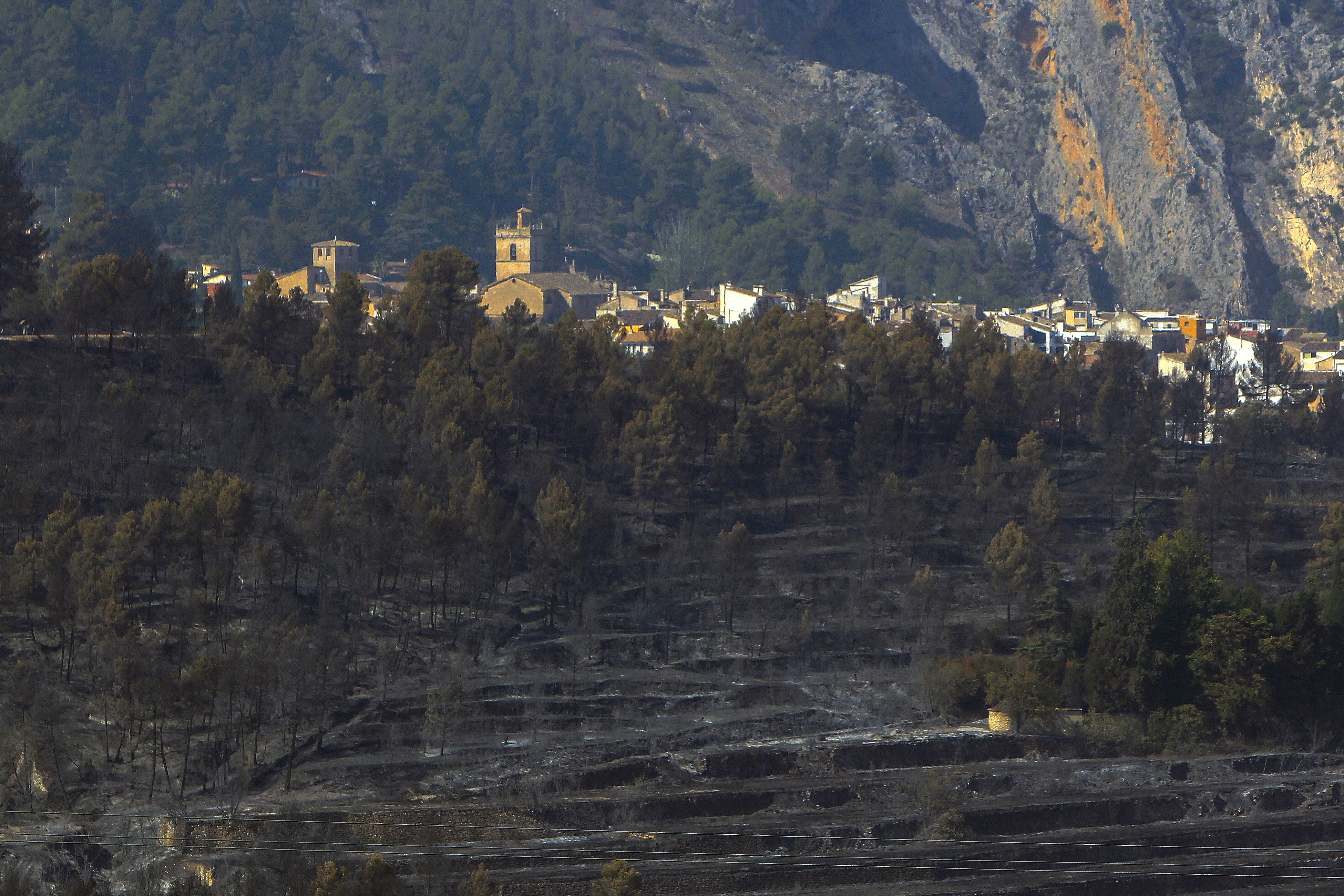 Los vecinos de Penáguila vuelven a casa por la "positiva" evolución del incendio forestal de Benasau (Alicante) Los vecinos de Penáguila vuelven a casa por la "positiva" evolución del incendio forestal de Benasau (Alicante)