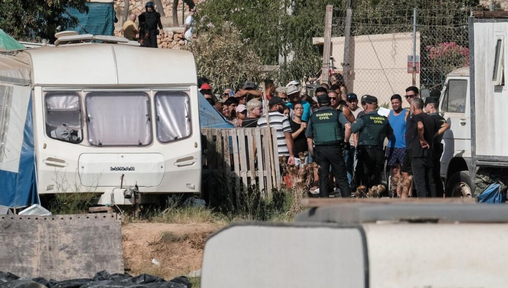 Momentos de tensión en el desalojo del asentamiento ilegal de Can Rova