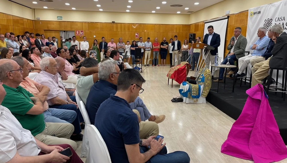 Mucho público en la presentación del cartel Mucho público en la presentación del cartel