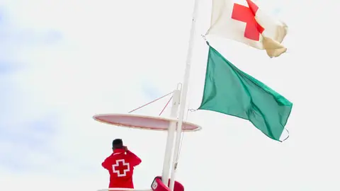 Socorrista de Cruz Roja en una playa de Cantabria Socorrista de Cruz Roja en una playa de Cantabria