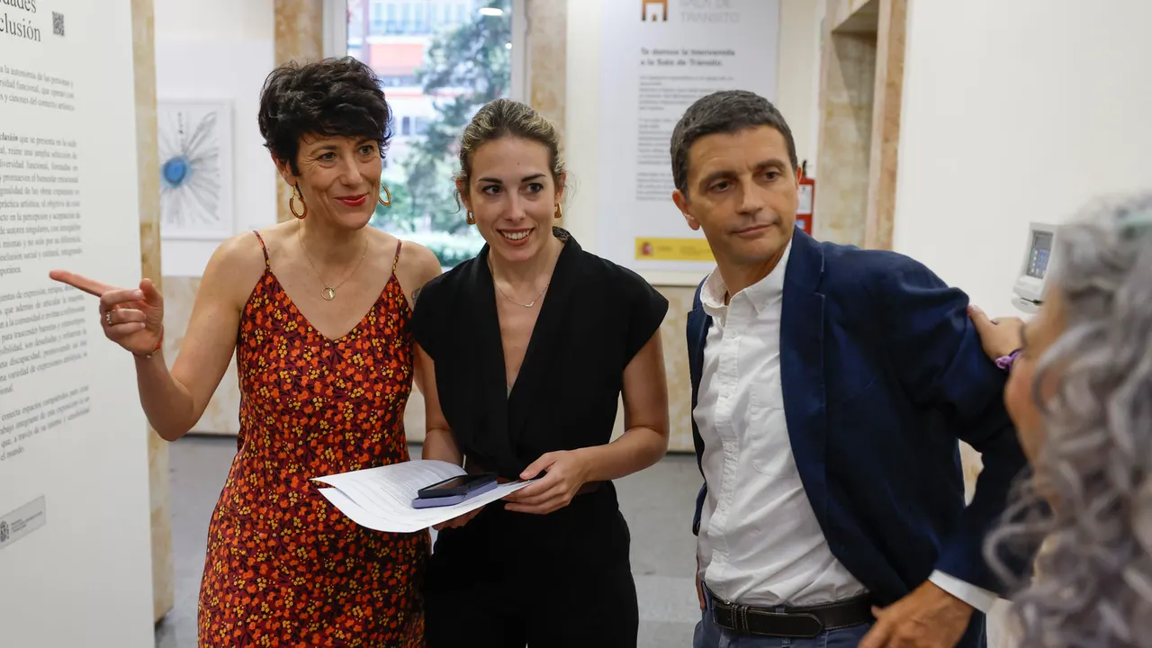 La ministra de Inclusión, Seguridad Social y Migraciones, Elma Saiz, este miércoles en Madrid junto al secretario de Estado de Seguridad Social y Pensiones, Borja Suárez