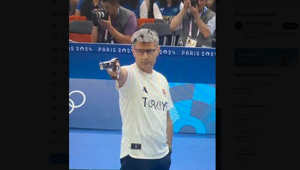 Yusuf Dikec, el tirador turco de 51 años que se ha hecho viral por ganar una medalla con una mano en el bolsillo Yusuf Dikec, el tirador turco de 51 años que se ha hecho viral por ganar una medalla con una mano en el bolsillo