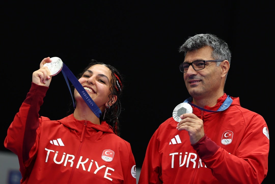 Yusuf Dikec, el tirador turco de 51 años que se ha hecho viral por ganar una medalla con una mano en el bolsillo Yusuf Dikec, el tirador turco de 51 años que se ha hecho viral por ganar una medalla con una mano en el bolsillo