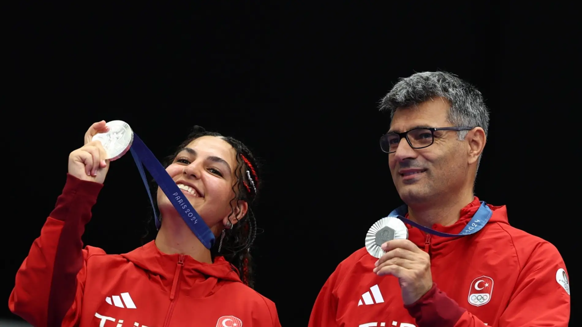 Medallistas olímpicos Ilayda Sevval y Yusuf Dikec of Turke Medallistas olímpicos Ilayda Sevval y Yusuf Dikec of Turke