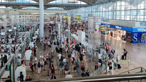 Zona de control de acceso a la zona de embarque del aeropuerto de El Altet de Elche durante el paro realizado en la mañana de este jueves. Zona de control de acceso a la zona de embarque del aeropuerto de El Altet de Elche durante el paro realizado en la mañana de este jueves.