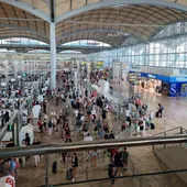Zona de control de acceso a la zona de embarque del aeropuerto de El Altet de Elche durante el paro realizado en la mañana de este jueves. Zona de control de acceso a la zona de embarque del aeropuerto de El Altet de Elche durante el paro realizado en la mañana de este jueves.