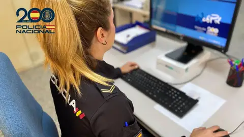 Agente de la Policía Nacional. - POLICÍA NACIONAL Agente de la Policía Nacional. - POLICÍA NACIONAL