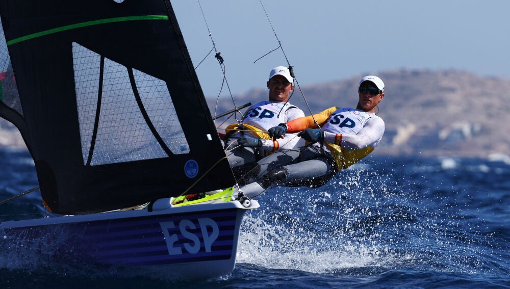 Diego Botín Le Chever y James Trittel Paul del equipo de España en acción durante la carrera de medallas de la clase 49er de Skiff masculino (Foto de Phil Walter/Getty Images)