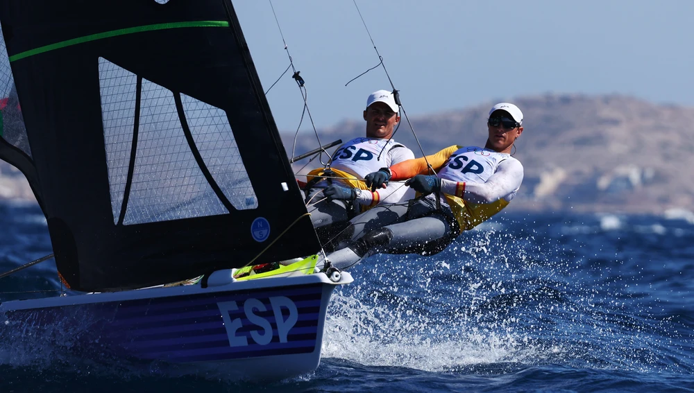Diego Botín Le Chever y James Trittel Paul del equipo de España en acción durante la carrera de medallas de la clase 49er de Skiff masculino (Foto de Phil Walter/Getty Images) Diego Botín Le Chever y James Trittel Paul del equipo de España en acción durante la carrera de medallas de la clase 49er de Skiff masculino (Foto de Phil Walter/Getty Images)