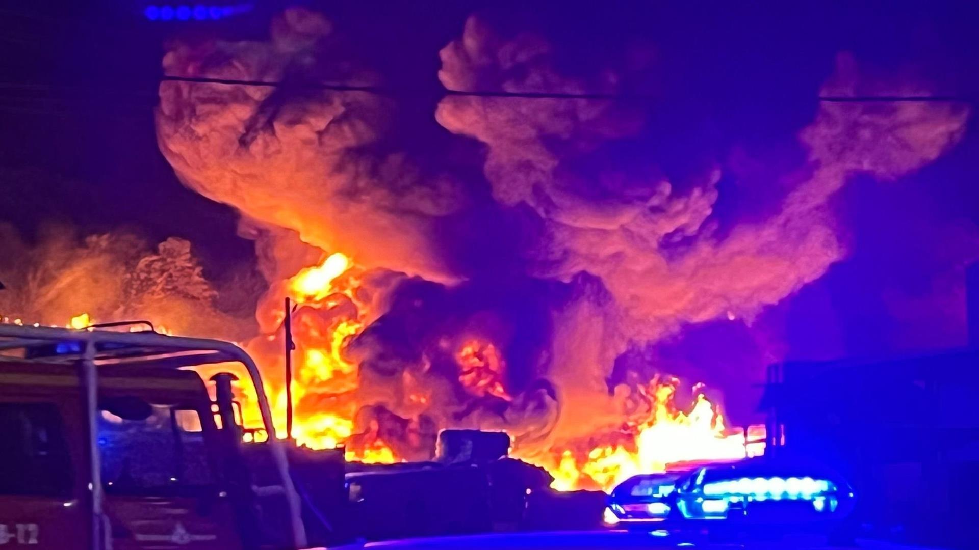 Los bomberos enfrían la planta de Recirsa tras el incendio desatado esta madrugada en el Polígono de Cantabria II Los bomberos enfrían la planta de Recirsa tras el incendio desatado esta madrugada en el Polígono de Cantabria II