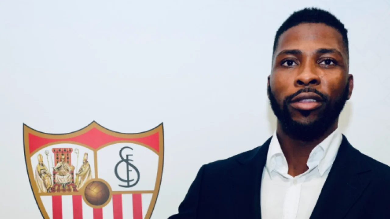 Kelechi Iheanacho posando con el escudo del Sevilla
