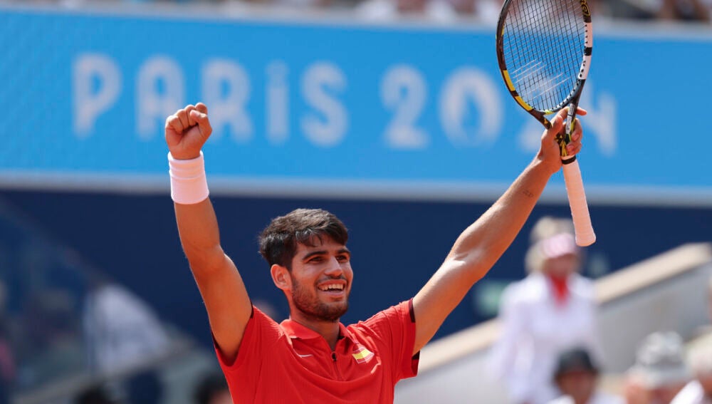 El tenista español Carlos Alcaraz celebra su victoria sobre el canadiense Felix Auger-Aliassime en su partido de semifinales de los juegos olímpicos de París 2024, este viernes en el complejo Roland Garros de París. EFE/ Juanjo Martín