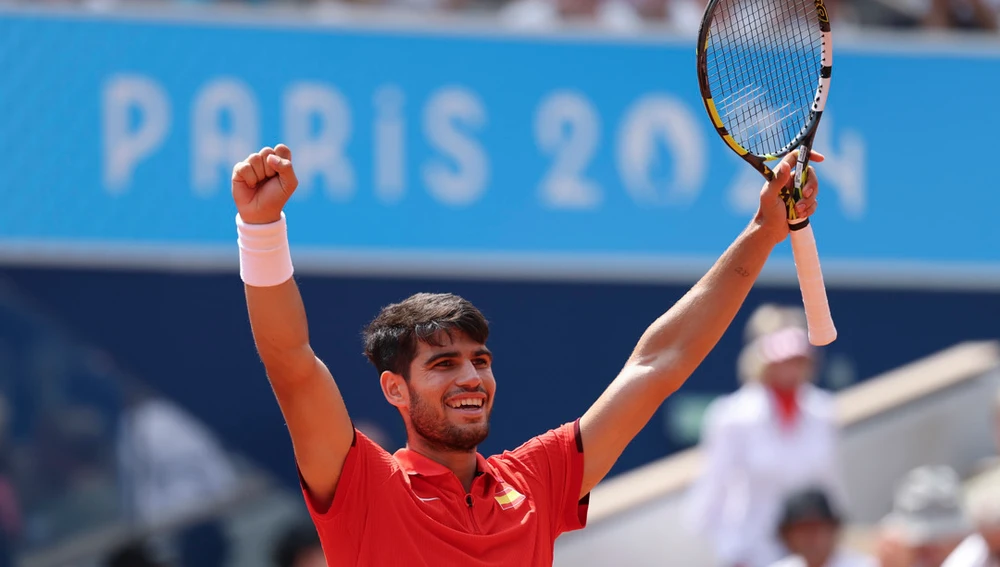 El tenista español Carlos Alcaraz celebra su victoria sobre el canadiense Felix Auger-Aliassime en su partido de semifinales de los juegos olímpicos de París 2024, este viernes en el complejo Roland Garros de París. EFE/ Juanjo Martín El tenista español Carlos Alcaraz celebra su victoria sobre el canadiense Felix Auger-Aliassime en su partido de semifinales de los juegos olímpicos de París 2024, este viernes en el complejo Roland Garros de París. EFE/ Juanjo Martín
