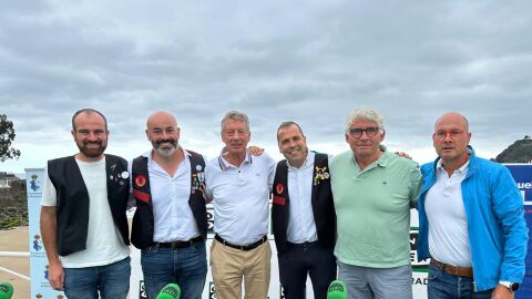 Alcaldes del Sella, organizadores del descenso y el presidente de la Federaci&oacute;n Internacional de Pirag&uuml;ismo