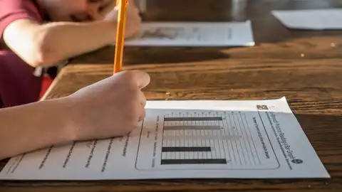 Imagen de un alumno haciendo un examen Imagen de un alumno haciendo un examen