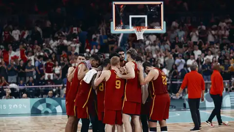 Los jugadores de España se reúnen tras perder el partido Los jugadores de España se reúnen tras perder el partido