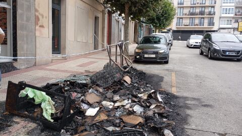 Restos de un incendio en varios contenedores