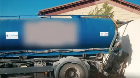 Imagen de uno de los camiones que abastecen a la ganadería Imagen de uno de los camiones que abastecen a la ganadería