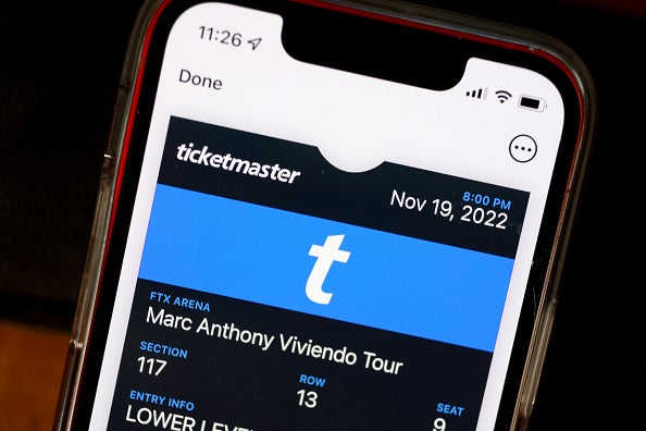La OCU denuncia a Ticketmaster por cobrar dos comisiones en la venta de entradas online La OCU denuncia a Ticketmaster por cobrar dos comisiones en la venta de entradas online