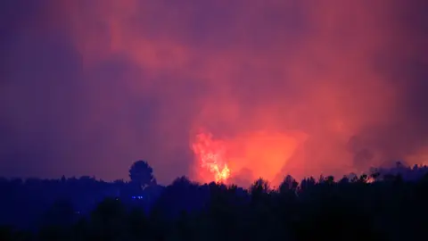 Incendio forestal de Benasau (Alicante), en una imagen de este martes. Incendio forestal de Benasau (Alicante), en una imagen de este martes.