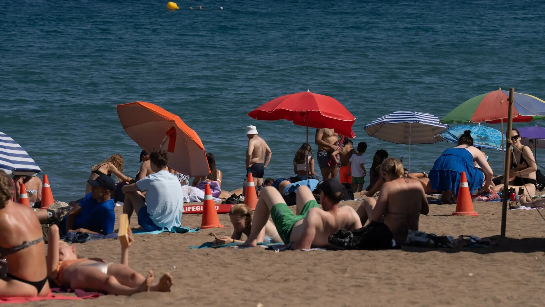 Varias personas en la playa Varias personas en la playa