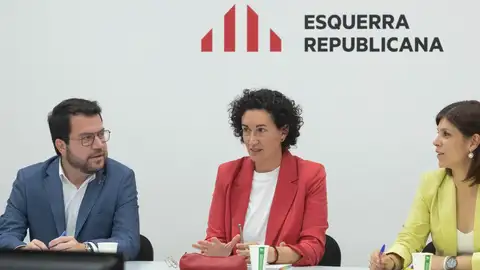 Imagen de la comisión permanente de ERC, presidida por la secretaria general del partido Marta Rovira, después de su retorno a Catalunya y acompañada por Pere Aragonés y Marta Vilalta Imagen de la comisión permanente de ERC, presidida por la secretaria general del partido Marta Rovira, después de su retorno a Catalunya y acompañada por Pere Aragonés y Marta Vilalta