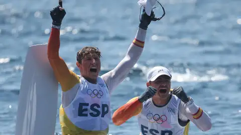 Diego Botín y Florian Trittel celebran la medalla de oro en vela para España Diego Botín y Florian Trittel celebran la medalla de oro en vela para España
