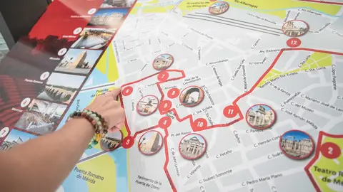 Mérida avanza en accesibilidad turística con un plano táctil para personas con discapacidad visual Mérida avanza en accesibilidad turística con un plano táctil para personas con discapacidad visual