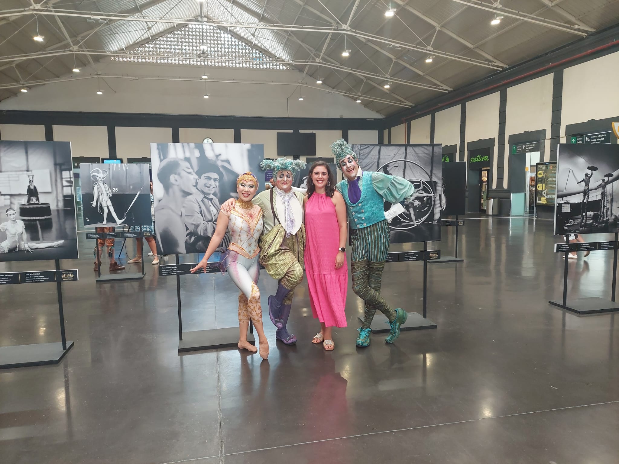 Una muestra fotográfica del Cirque du Soleil recibe a los visitantes en la estación de Renfe de Alicante Una muestra fotográfica del Cirque du Soleil recibe a los visitantes en la estación de Renfe de Alicante