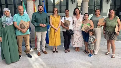 La secretaria de Vivienda entrega las llaves de cinco inmuebles sociales en Coria tras invertir la Junta 75.000 euros La secretaria de Vivienda entrega las llaves de cinco inmuebles sociales en Coria tras invertir la Junta 75.000 euros