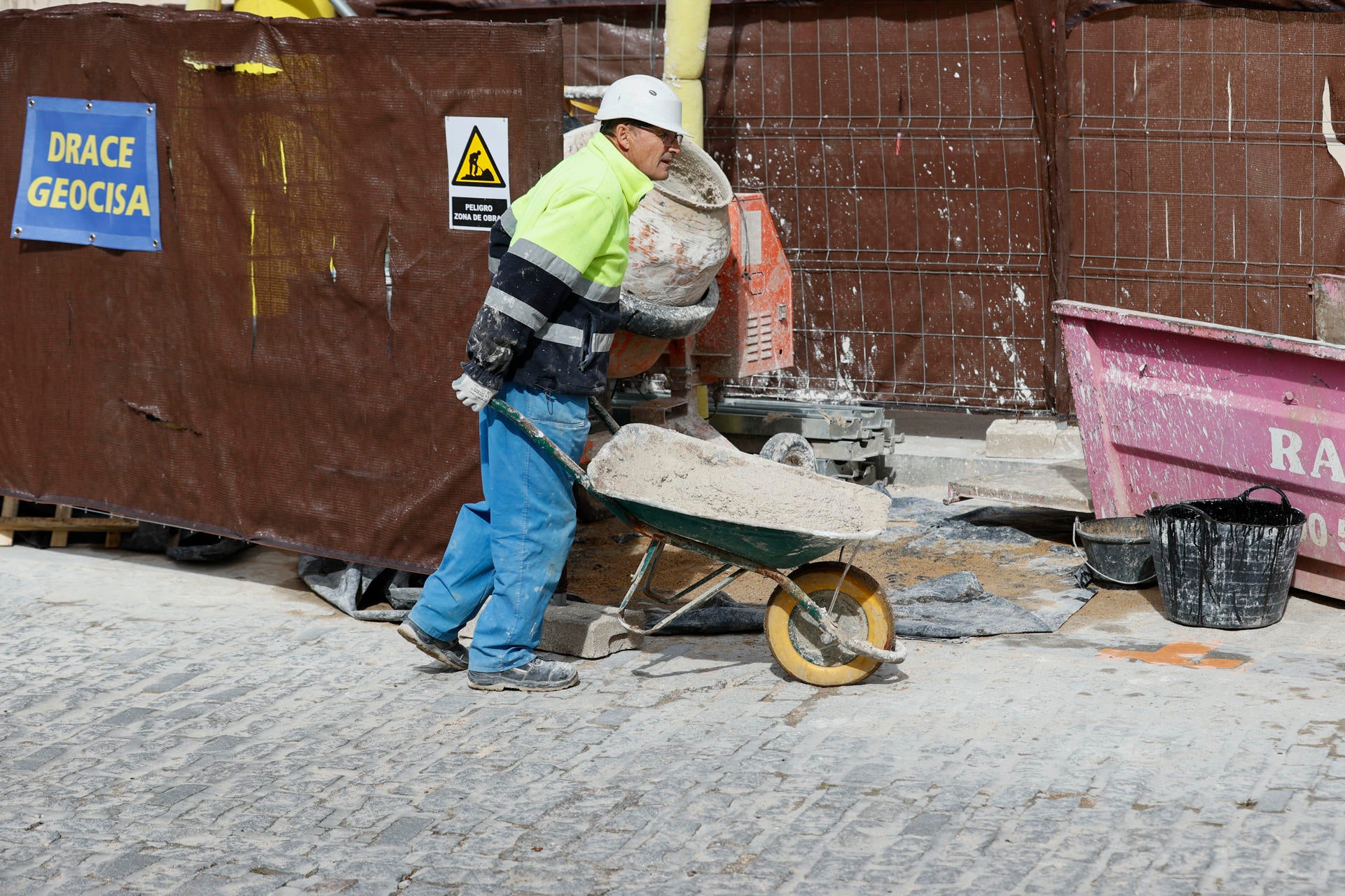 El paro cae en 10.830 personas en julio y se acerca a la barrera de los 2,5 millones de desempleados El paro cae en 10.830 personas en julio y se acerca a la barrera de los 2,5 millones de desempleados