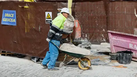 El paro cae en 10.830 personas en julio y se acerca a la barrera de los 2,5 millones de desempleados El paro cae en 10.830 personas en julio y se acerca a la barrera de los 2,5 millones de desempleados