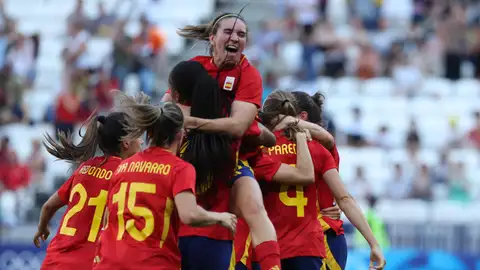 Irene Paredes celebra su gol con su compañeras de equipo durante el partido de cuartos de final de fútbol femenino de los Juegos Olímpicos de París 2024, disputado en el Estadio de Lyon (Francia). Irene Paredes celebra su gol con su compañeras de equipo durante el partido de cuartos de final de fútbol femenino de los Juegos Olímpicos de París 2024, disputado en el Estadio de Lyon (Francia).