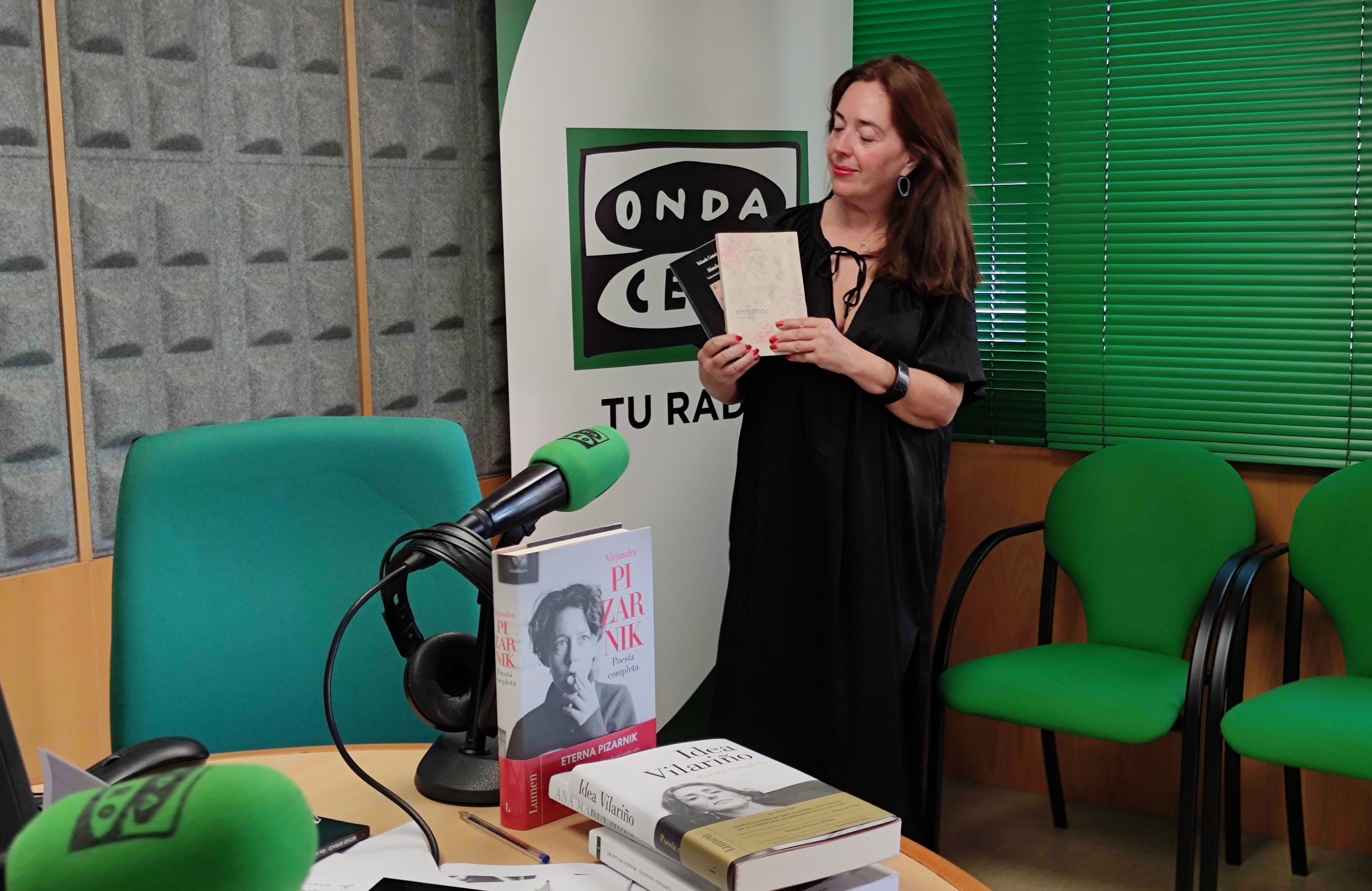 Una maleta llena de poesía para leer este verano con Dores Tembrás como invitada Una maleta llena de poesía para leer este verano con Dores Tembrás como invitada