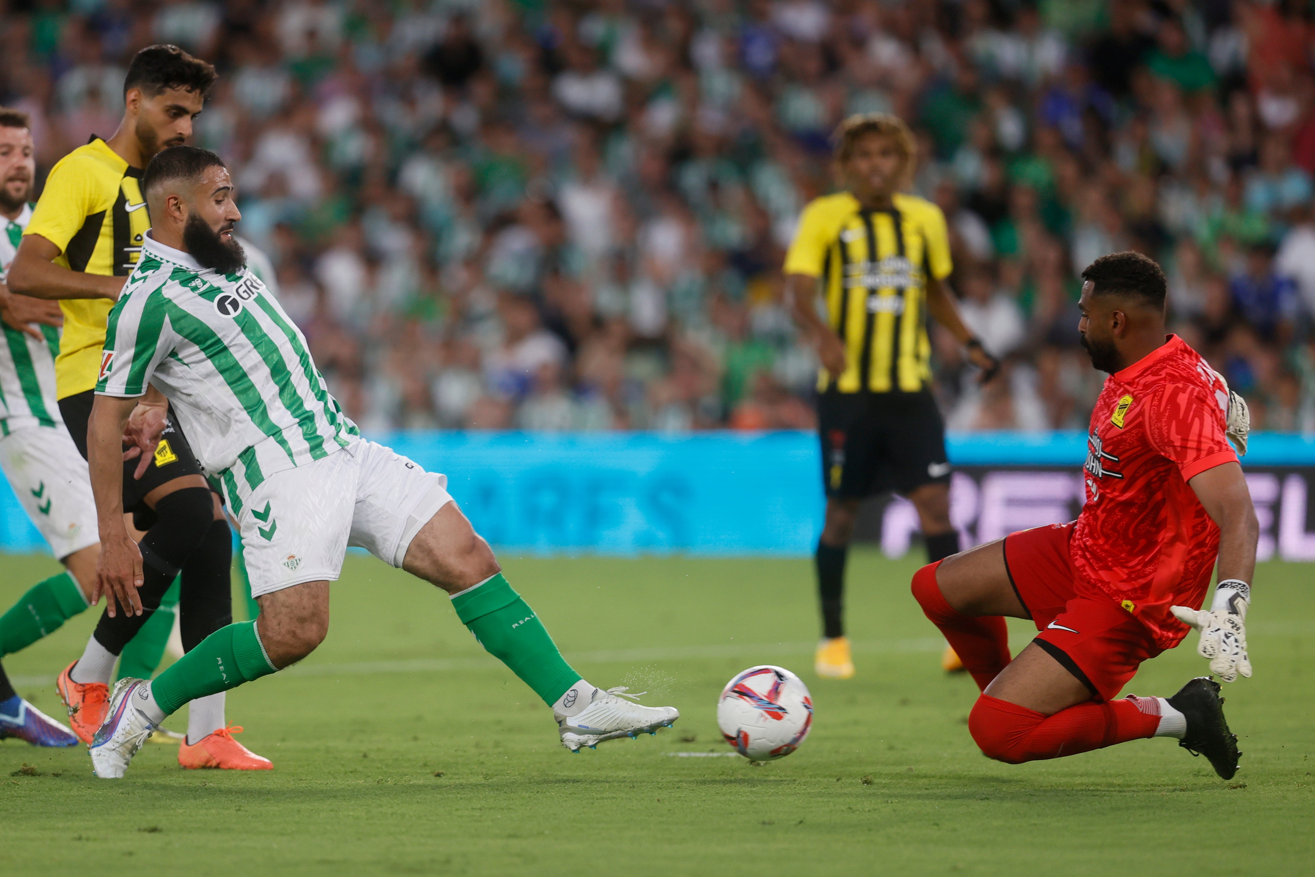 El Betis golea al Al-Ittihad y Bartra regresa diez meses después El Betis golea al Al-Ittihad y Bartra regresa diez meses después