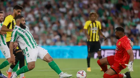 Nabil Fekir, del Real Betis, y Almahasnah del Al-Ittihad Club, durante el partido. Nabil Fekir, del Real Betis, y Almahasnah del Al-Ittihad Club, durante el partido.