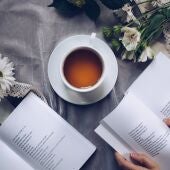 Imagen de archivo de una persona leyendo poesía