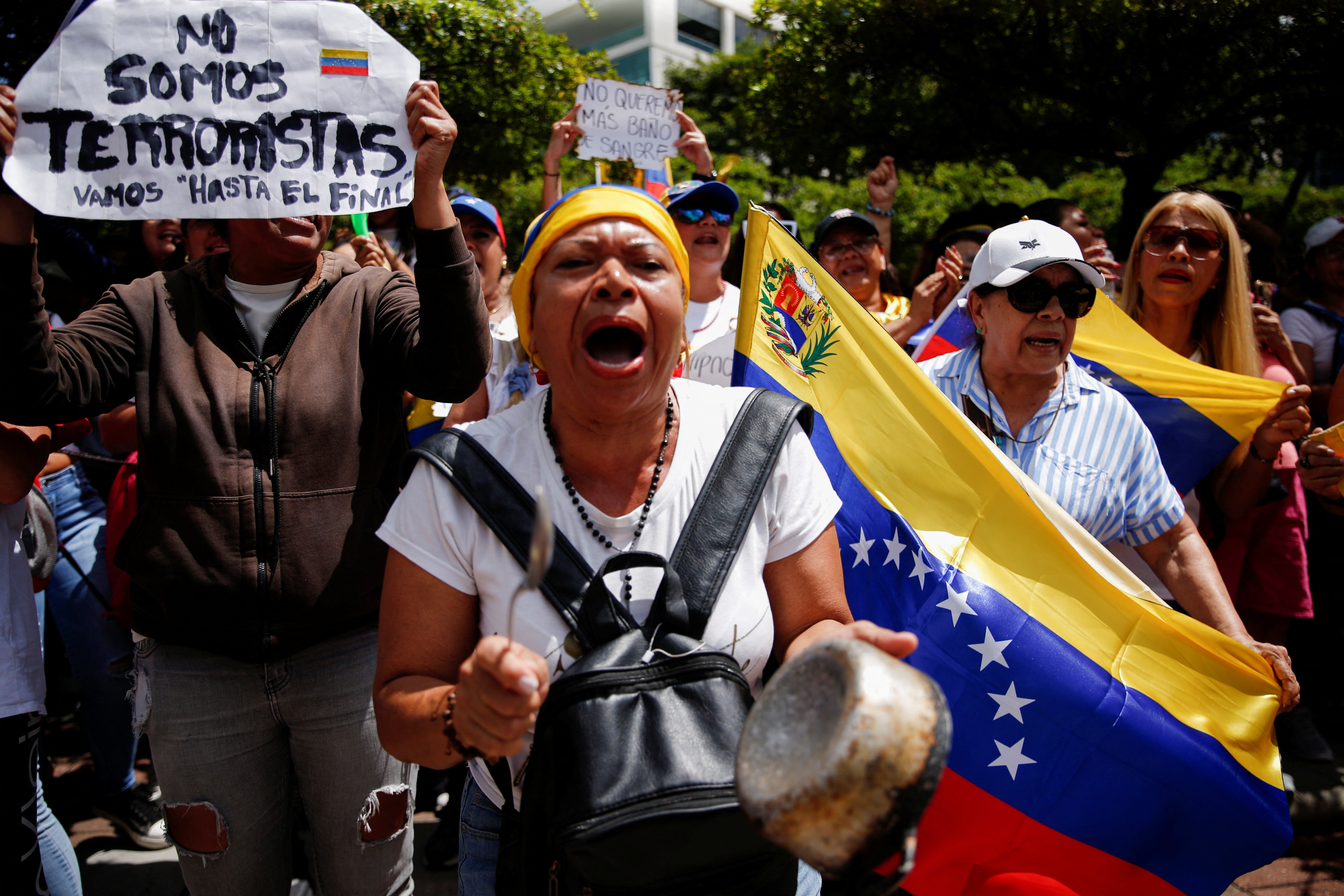Miles de personas protestan en Venezuela por el resultado electoral oficial mientras chavistas marchan en Caracas en apoyo a Maduro Miles de personas protestan en Venezuela por el resultado electoral oficial mientras chavistas marchan en Caracas en apoyo a Maduro