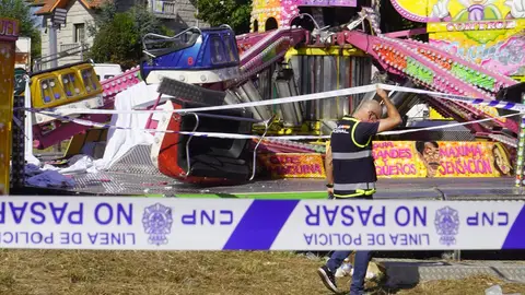 Un agente de la Policía Nacional, en la zona de la atracción siniestrada Muere un hombre en unas fiestas de Vigo tras desprenderse el brazo de una atracción