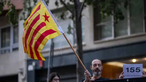 Concentración de los CDR ante la sede de ERC contra la investidura de Illa Los CDR llaman a manifestarse en Barcelona contra la investidura de Salvador Illa