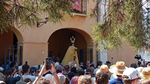 La Virgen de las Nieves entra en la Plaza Mayor de Aspe en la romer&iacute;a de 2024.